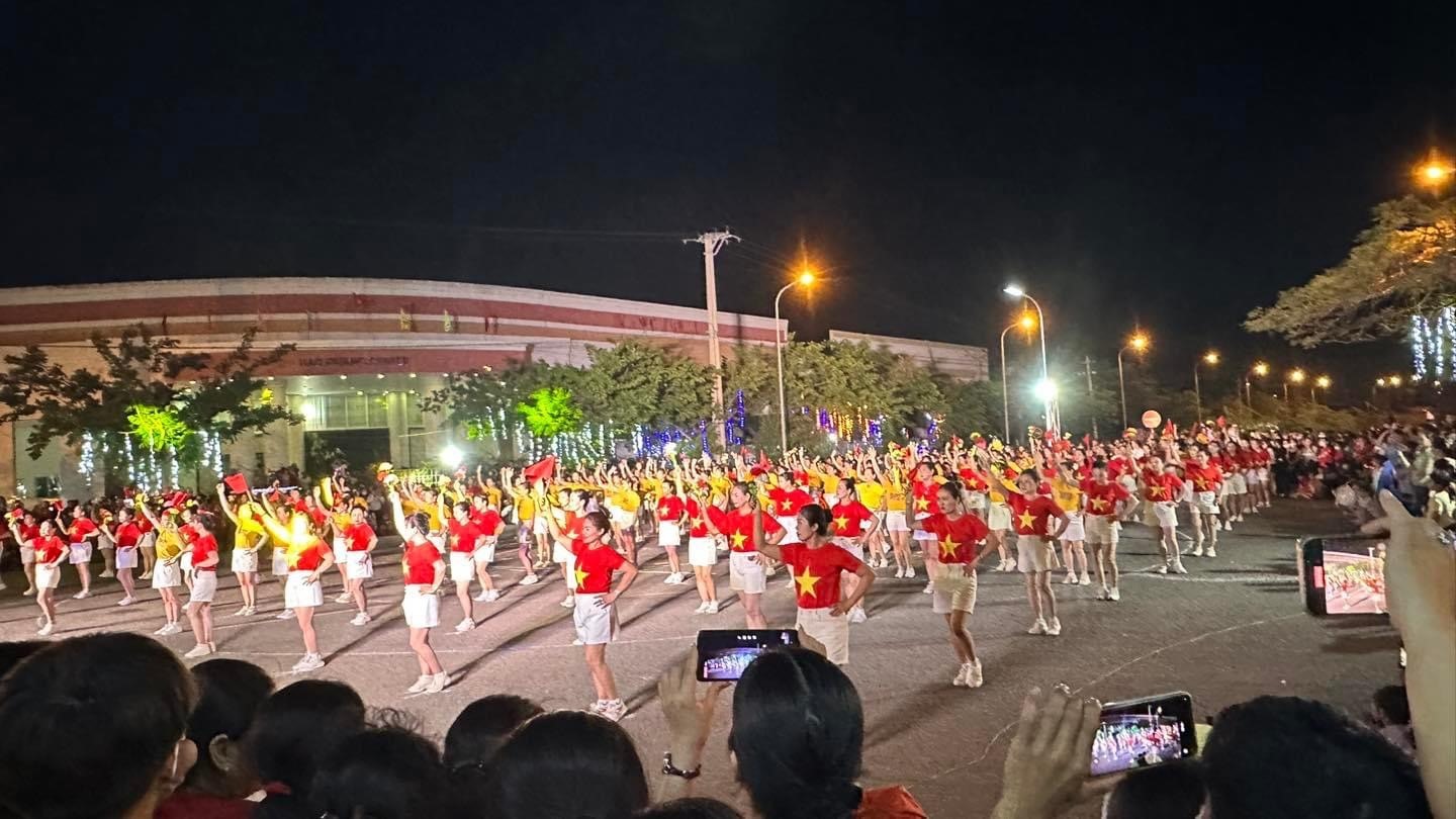 Văn nghệ đường phố mang bản sắc văn hóa biên giới ở phố đi bộ Nguyễn Huệ- Lao Bảo.