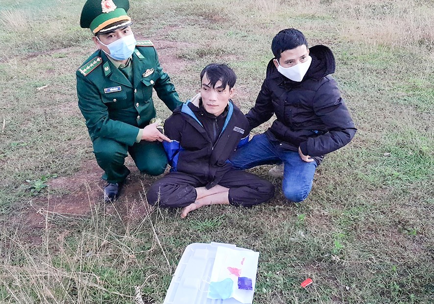 Đối tượng Trần Hữu Phi bị lực lượng Đồn Biên phòng Thuận bắt quả tang khi đang vận chuyển 139 viên ma túy tổng hợp - Ảnh: L.T