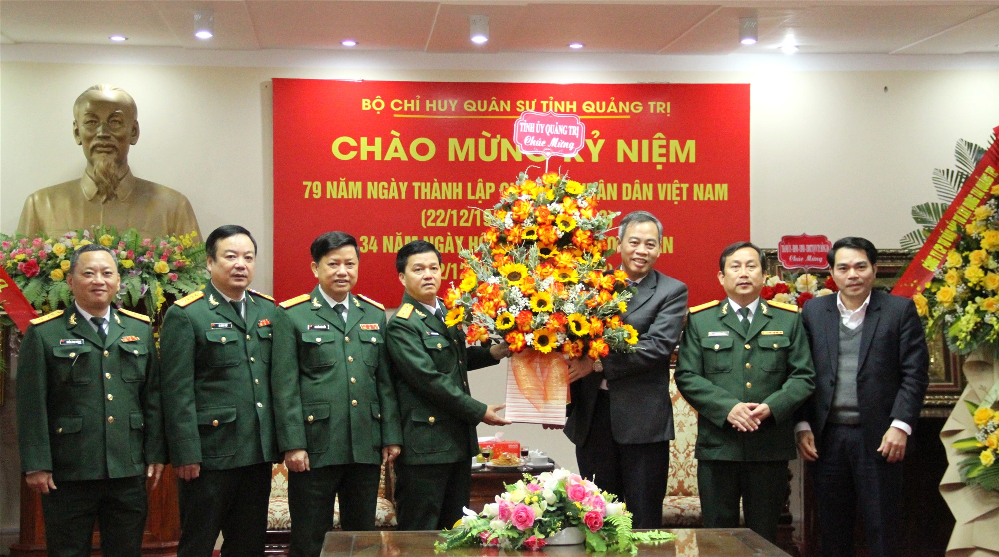 Phó Bí thư Thường trực Tỉnh ủy, Chủ tịch HĐND tỉnh Nguyễn Đăng Quang tặng hoa chúc mừng Bộ CHQS tỉnh - Ảnh: MĐ