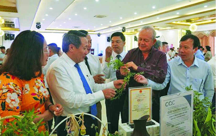 Lãnh đạo UBND tỉnh Quảng Trị giới thiệu sản phẩm OCOP cho các nhà đầu tư.