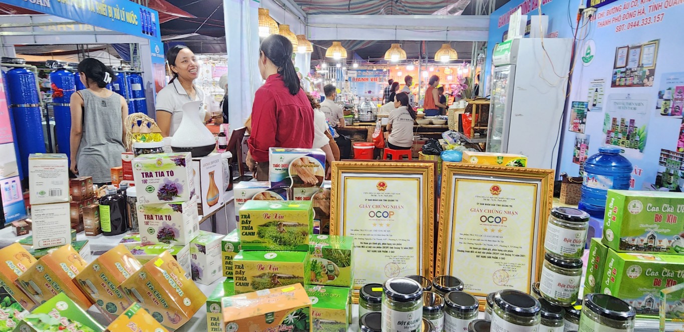 Gian hàng giới thiệu sản phẩm OCOP của thành phố Đông Hà tại Hội chợ.