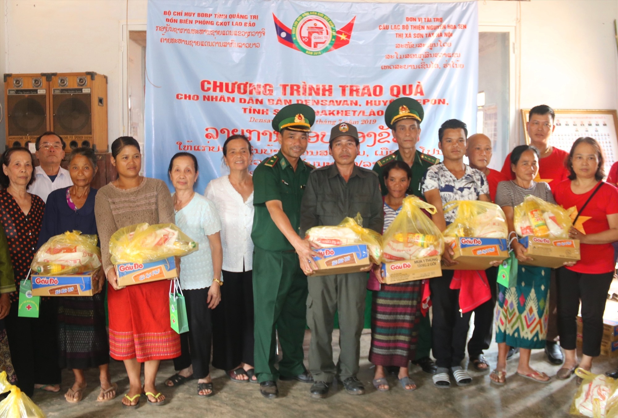 Đồn Biên phòng Cửa khẩu quốc tế Lao Bảo cùng đơn vị tài trợ tặng quà cho các gia đình có hoàn cảnh khó khăn ở Cụm bản Densavan, huyện Sê Pôn, tỉnh Savannakhet, Lào vào năm 2019 - Ảnh: N.B