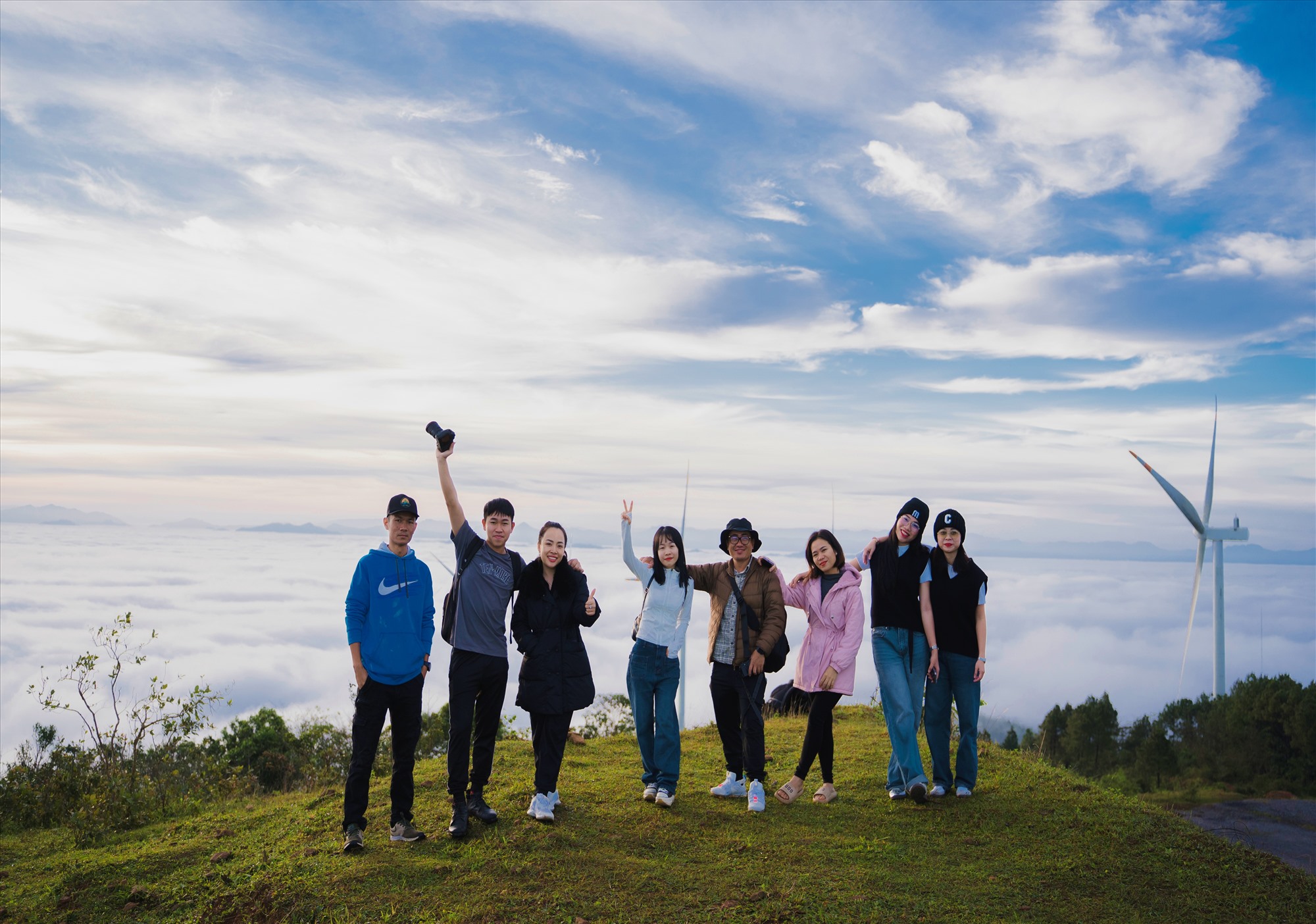 Võ Tất Huy (đứng thứ 2, từ trái sang phải) và những người bạn chụp hình lưu niệm trong một chuyến săn mây - Ảnh: NVCC