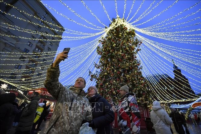 Trang trí chào đón lễ Giáng sinh và Năm mới tại Moskva, Nga, ngày 22/12/2023. Ảnh: THX/TTXVN.