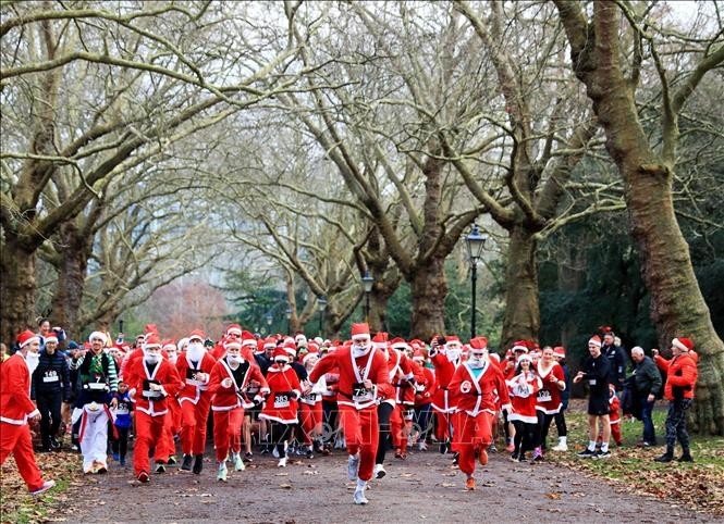 Người dân tham gia cuộc thi chạy Ông già Noel gây quỹ từ thiện ở London, Anh. Ảnh: THX/TTXVN.