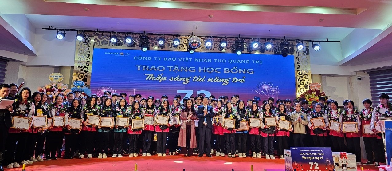 72 em học sinh giỏi được nhận học bổng Chương trình “Vì một Việt Nam tươi đẹp - Thắp sáng tài năng trẻ” - Ảnh: T.T