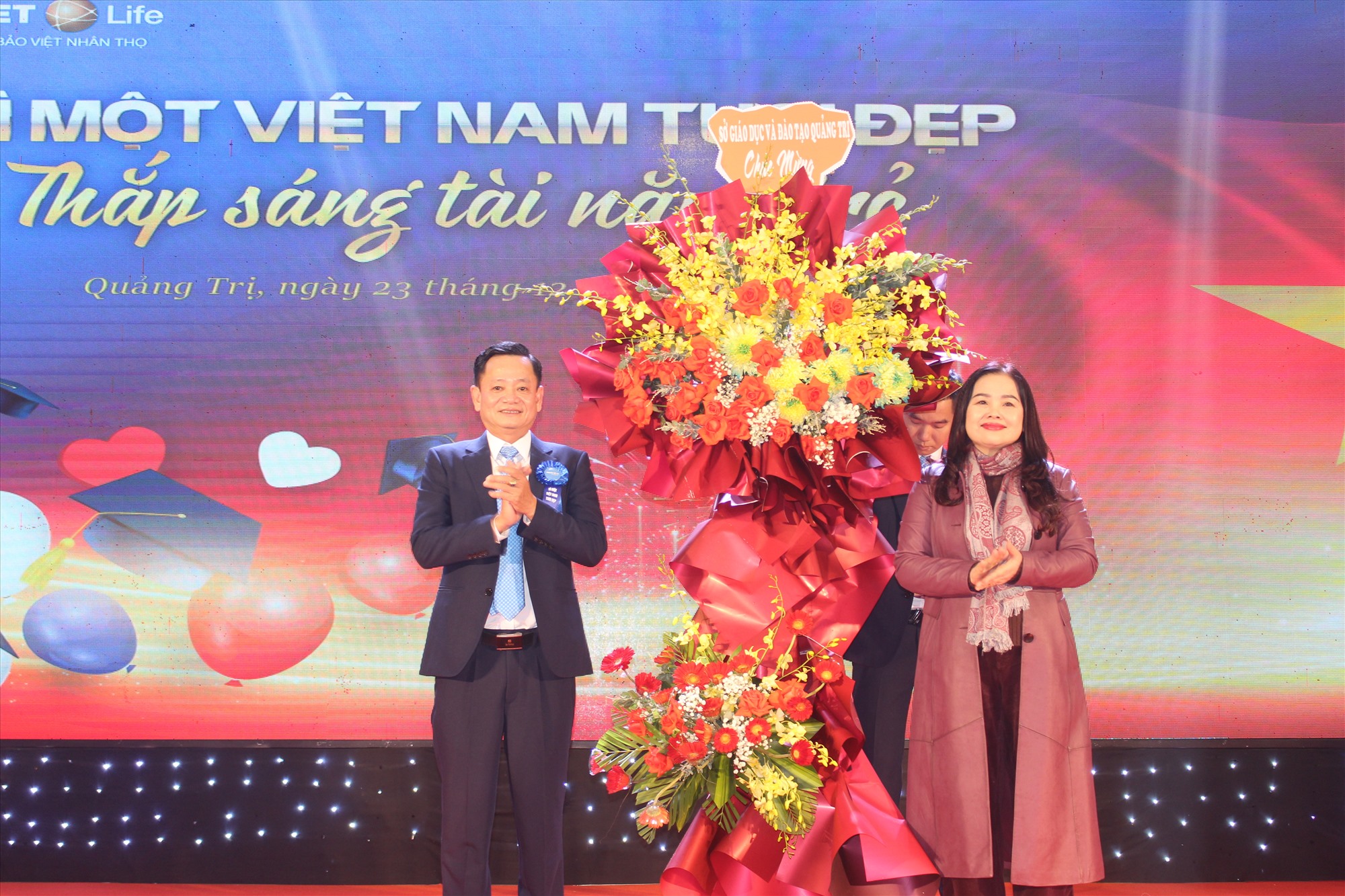 Giám đốc Sở Giáo dục và Đào tạo Lê Thị Hương tặng hoa chúc mừng Công ty Bảo Việt Nhân thọ Quảng Trị - Ảnh: T.T