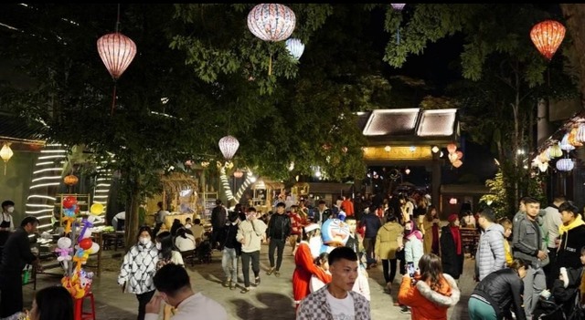 Phố cổ Hoa Lư, thành phố Ninh Bình, tỉnh Ninh Bình, là địa điểm thu hút đông đảo người dân và du khách trong đêm Giáng sinh 2023