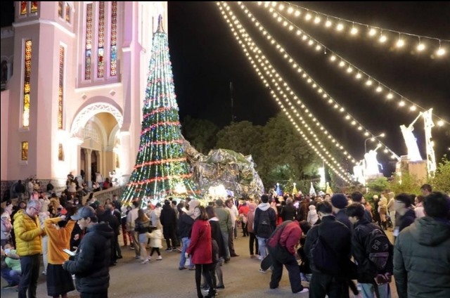 Nhà thờ Chánh tòa Đà Lạt thu hút nhiều du khách tới trong đêm Giáng sinh