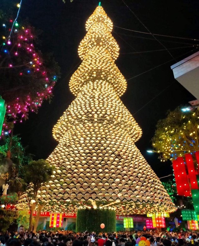 Cây thông cao 47m tại giáo xứ Hà Phát làm từ hàng ngàn chiếc nón lá được xem là cây thông Noel cao nhất tại Đồng Nai. Hàng ngàn người đã đến đây chiêm ngưỡng, chụp ảnh.