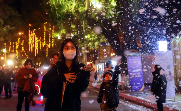 Trong dịp Giáng sinh năm nay, người dân Thủ đô, du khách được ngắm tuyết rơi trắng xóa ngay trên phố đi bộ hồ Thiền Quang (Hai Bà Trưng, Hà Nội)