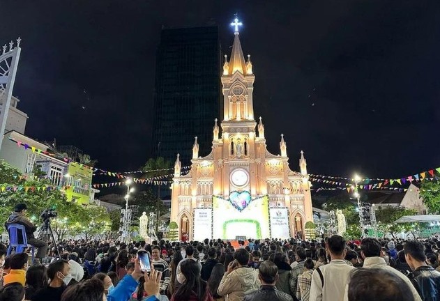 Tại Nhà thờ Con Gà (quận Hải Châu, thành phố Đà Nẵng), không khí Giáng sinh ngập tràn đối với bà con giáo dân, người dân, du khách