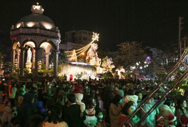 Đông đảo người dân đến Nhà thời Khoái Đồng, thành phố Nam Định, để đón không khí Giáng sinh