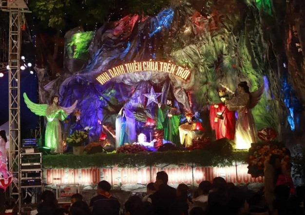 Hang đá Noel được tại Giáo xứ Bảo Sơn, huyện Bình Xuyên (Vĩnh Phúc) trang trí với nhiều màu sắc cuốn hút người xem