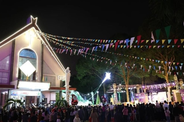 Đông đảo nhân dân tham gia chào mừng Giáng sinh tại Nhà thờ Giáo xứ Chi Lăng, thành phố Buôn Ma Thuột