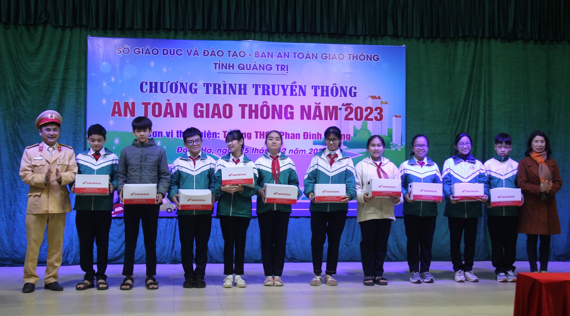 Tặng mũ bảo hiểm cho 10 học sinh Trường THCS Phan Đình Phùng - Ảnh: H.A
