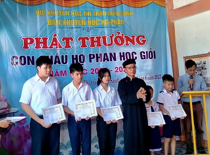 Dòng họ Phan ở thị trấn Diên Sanh, huyện Hải Lăng luôn chăm lo tốt việc học tập, rèn luyện của thế hệ trẻ - Ảnh: KHUYẾN HỌC