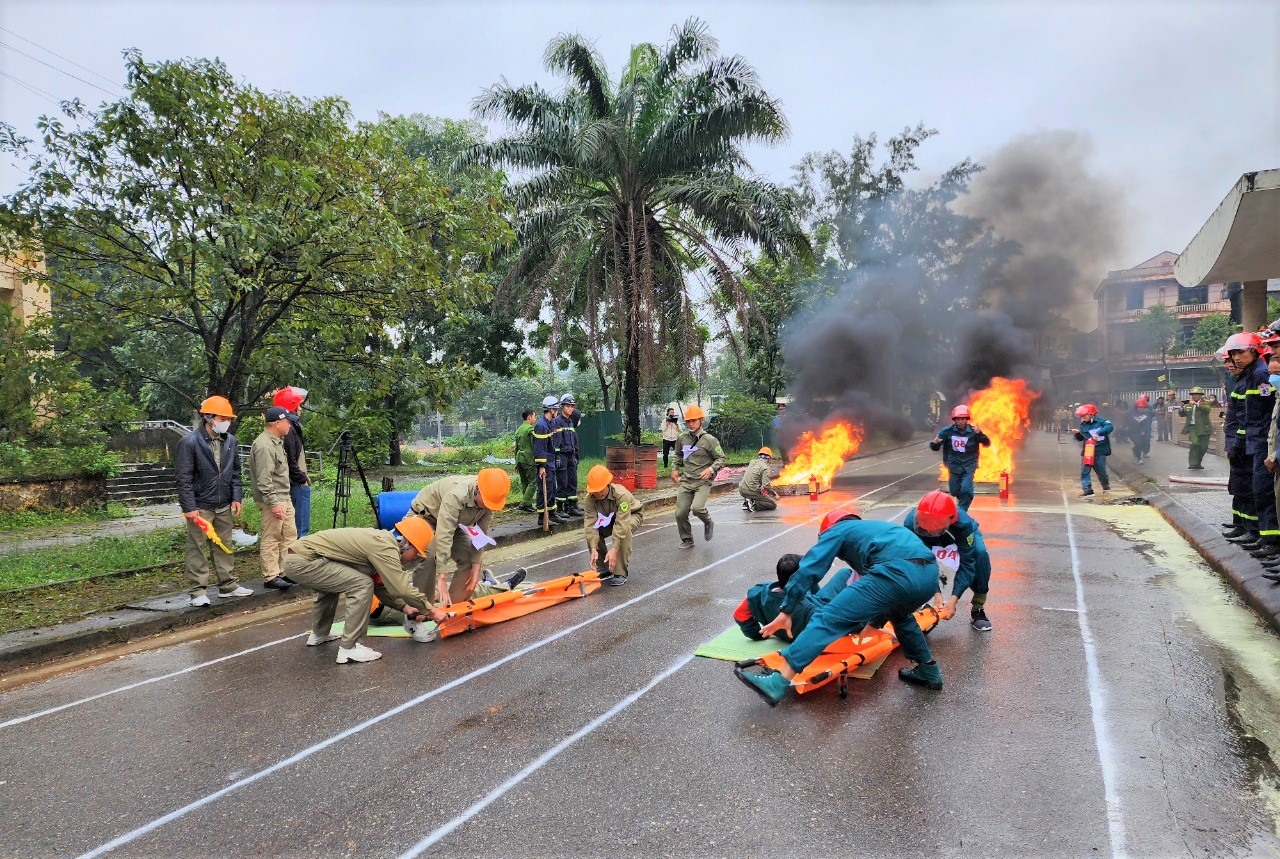 Lực lượng dân phòng TP. Đông Hà thực hành kỹ năng phối hợp chữa cháy, cứu người tại hội thi - Ảnh: V.H