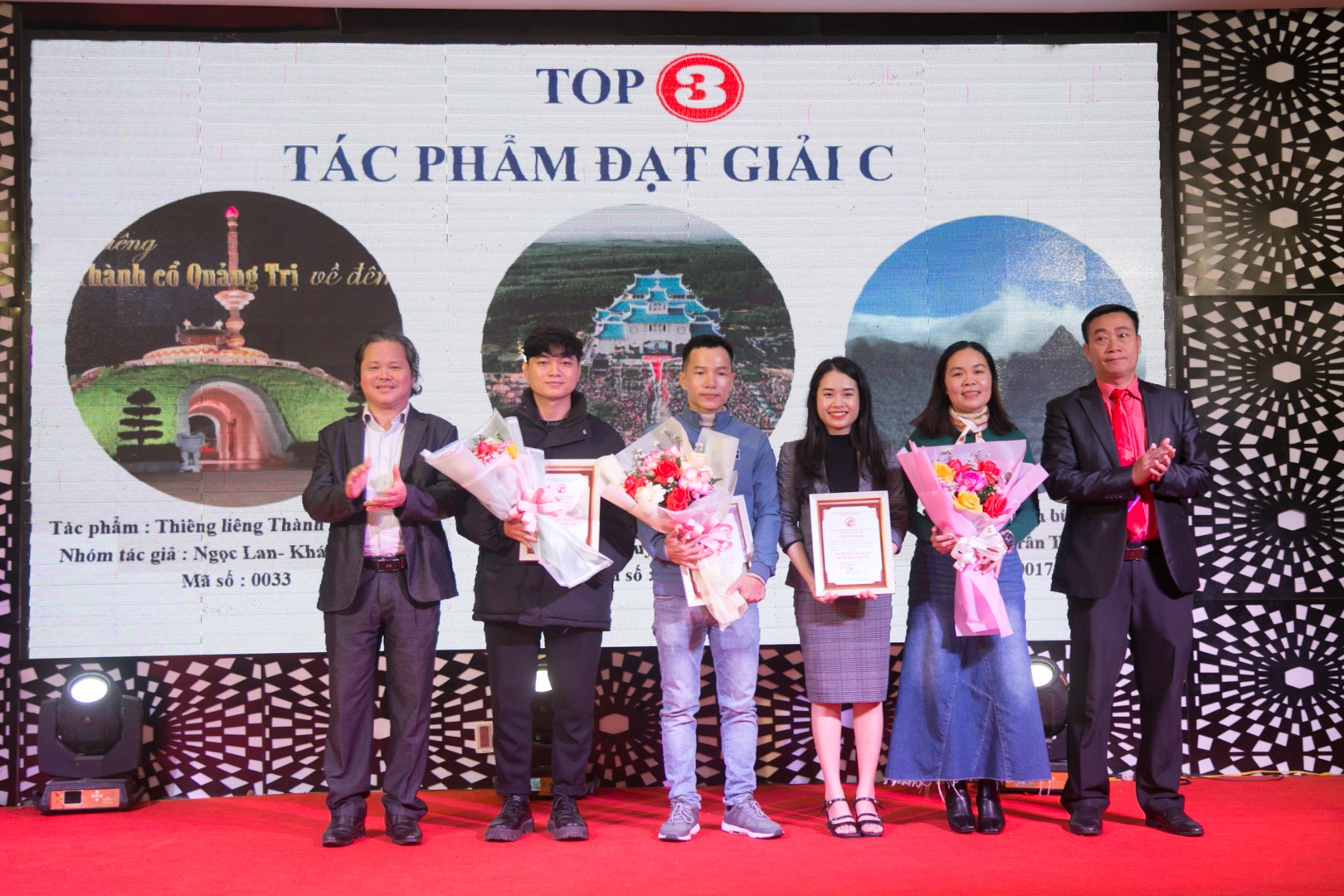 Các tác giả, nhóm tác giả đoạt giải C được ban tổ chức trao giải - Ảnh: L.T