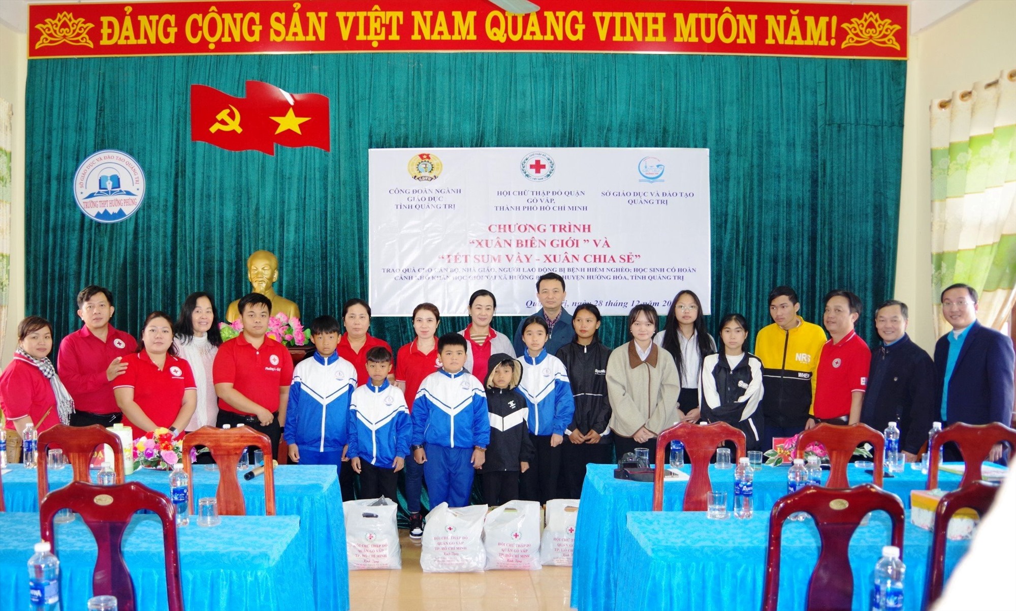 Trao quà cho các em học sinh tại Trường THPT Hướng Phùng, huyện Hướng Hóa - Ảnh: CĐGD