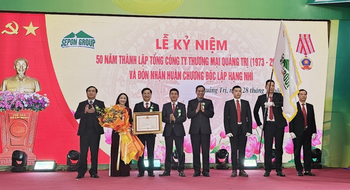 Phó Bí thư Thường trực Tỉnh ủy, Chủ tịch HĐND tỉnh Nguyễn Đăng Quang; Phó Bí thư Tỉnh ủy, Chủ tịch UBND tỉnh Võ Văn Hưng trao Huân chương Độc lập hạng Nhì và tặng hoa chúc mừng Công ty Cổ phần Tổng công ty Thương mại Quảng Trị - Ảnh: T.T