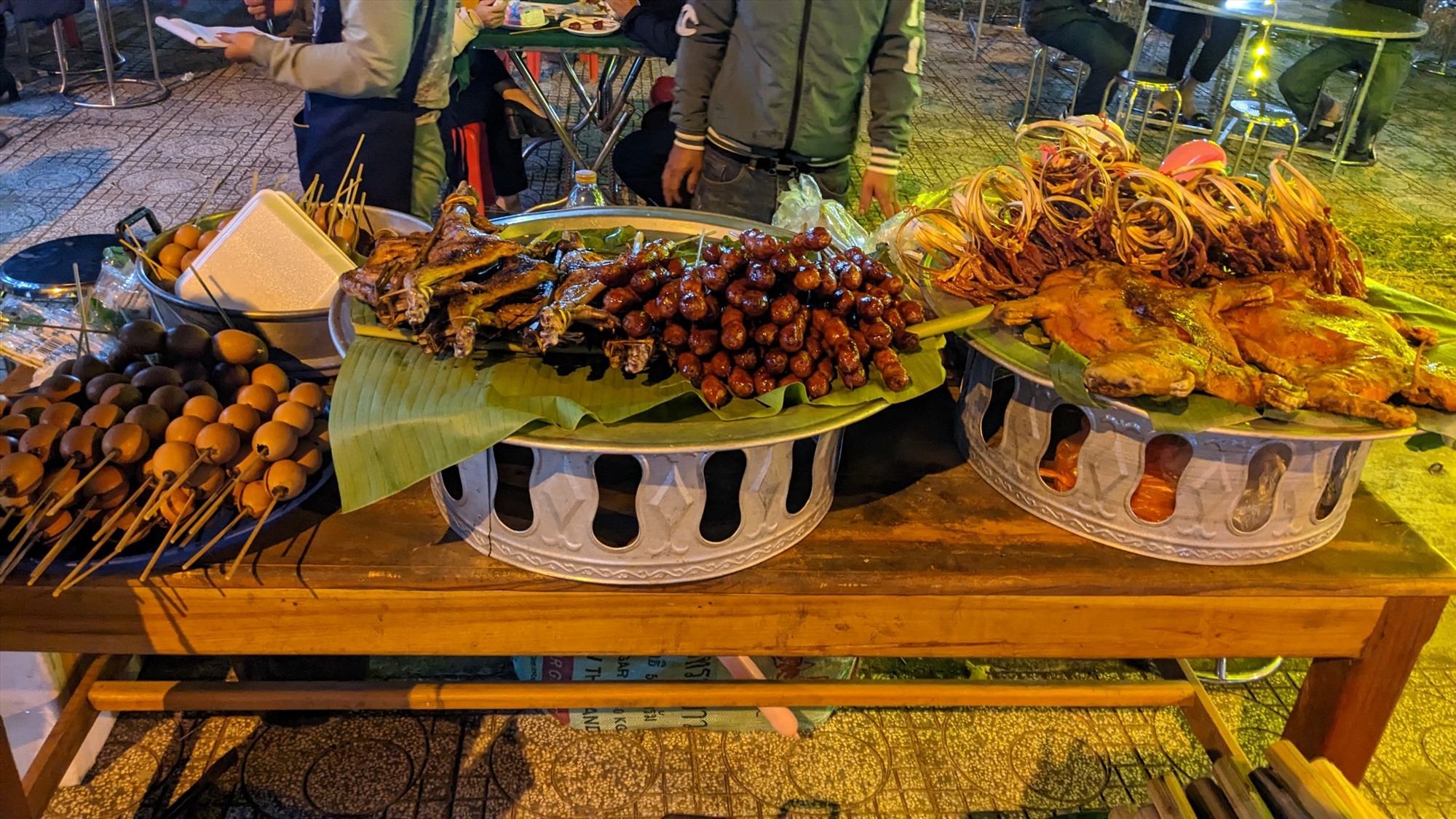 Ngay sau khi khai mạc, người dân và du khách bắt đầu khám phá và thưởng thức những món đặc sản tại tuyến phố đi bộ Nguyễn Huệ