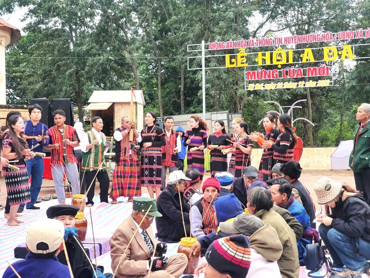 Lễ hội Mừng lúa mới được tổ chức phục dựng tại thôn Kỳ Nơi, xã Lìa, huyện Hướng Hóa - Ảnh: Đ.V