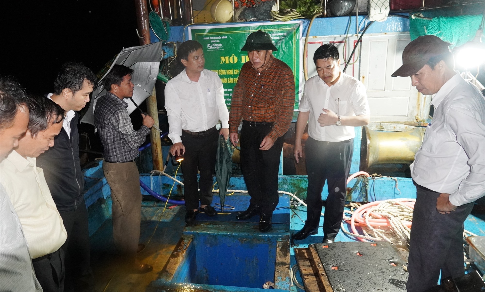 Đoàn kiểm tra mô hình ứng dụng công nghệ CPF trong bảo quản sản phẩm trên tàu khai thác hải sản xa bờ tại xã Gio Việt, huyện Gio Linh - Ảnh: TN