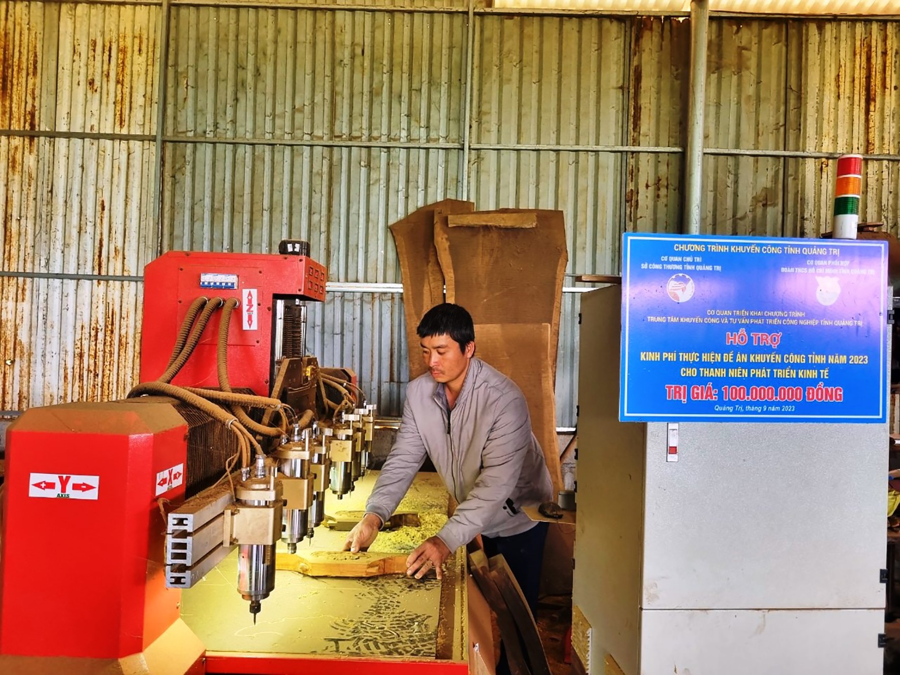 Máy CNC ứng dụng công nghệ chạm khắc trong nghề mộc giúp xưởng sản xuất đồ gỗ của anh Hoàng Công Minh hoạt động hiệu quả hơn -Ảnh: M.L