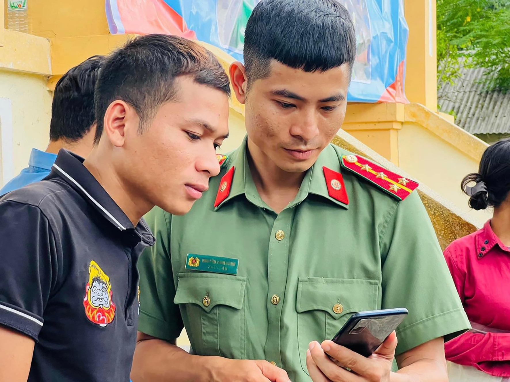 Công an huyện Đakrông hướng dẫn người dân cài đặt, kích hoạt và sử dụng tài khoản định danh điện tử VneID - Ảnh: H.T