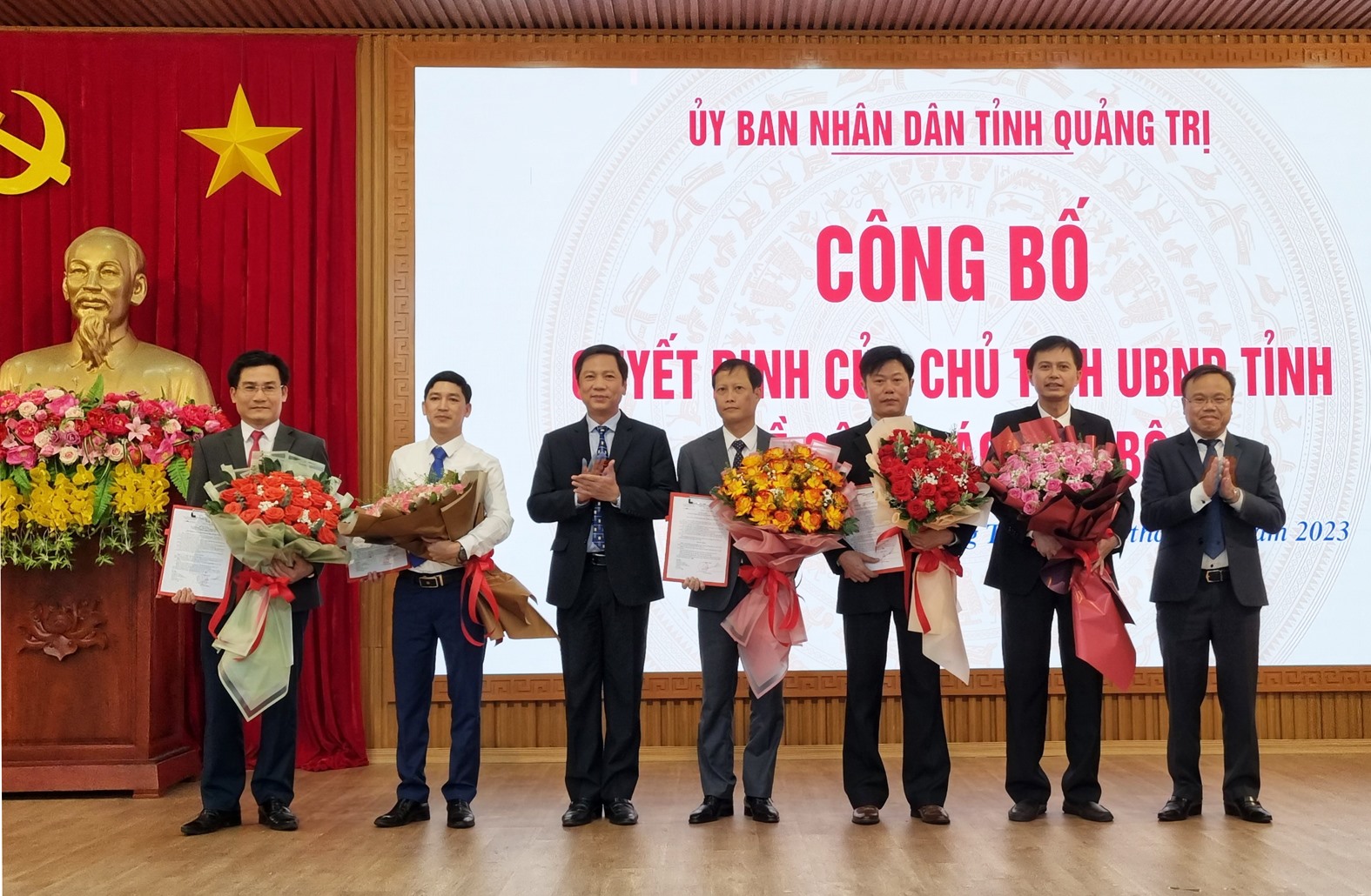 Lãnh đạo tỉnh trao quyết định và tặng hoa chúc mừng các cán bộ được bổ nhiệm-Ảnh: Tú Linh