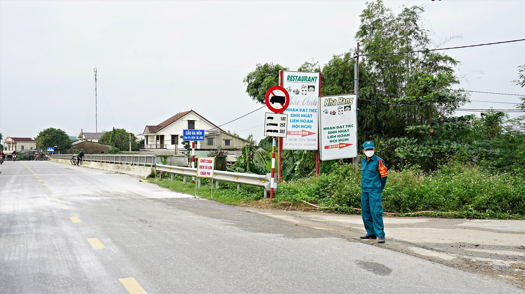 Một chốt kiểm soát trên trục đường chính dẫn vào huyện Triệu Phong - Ảnh: L.A