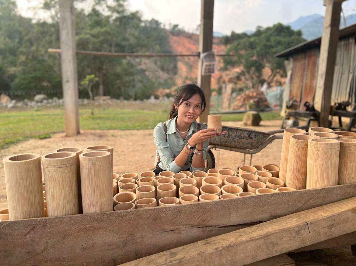 Các sản phẩm được làm từ tre, một loại lâm sản ngoài gỗ do người dân tộc Vân Kiều thôn Chênh Vênh, xã Hướng Phùng, huyện Hướng Hóa làm theo đơn đặt hàng - Ảnh: H.N