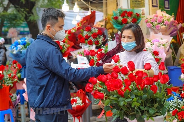 Hoa hồng đứng đầu trong danh sách quà tặng được nhiều chàng trai lựa chọn trong dịp Lễ Tình nhân Valentine 14/2. (Ảnh: PV/Vietnam+)