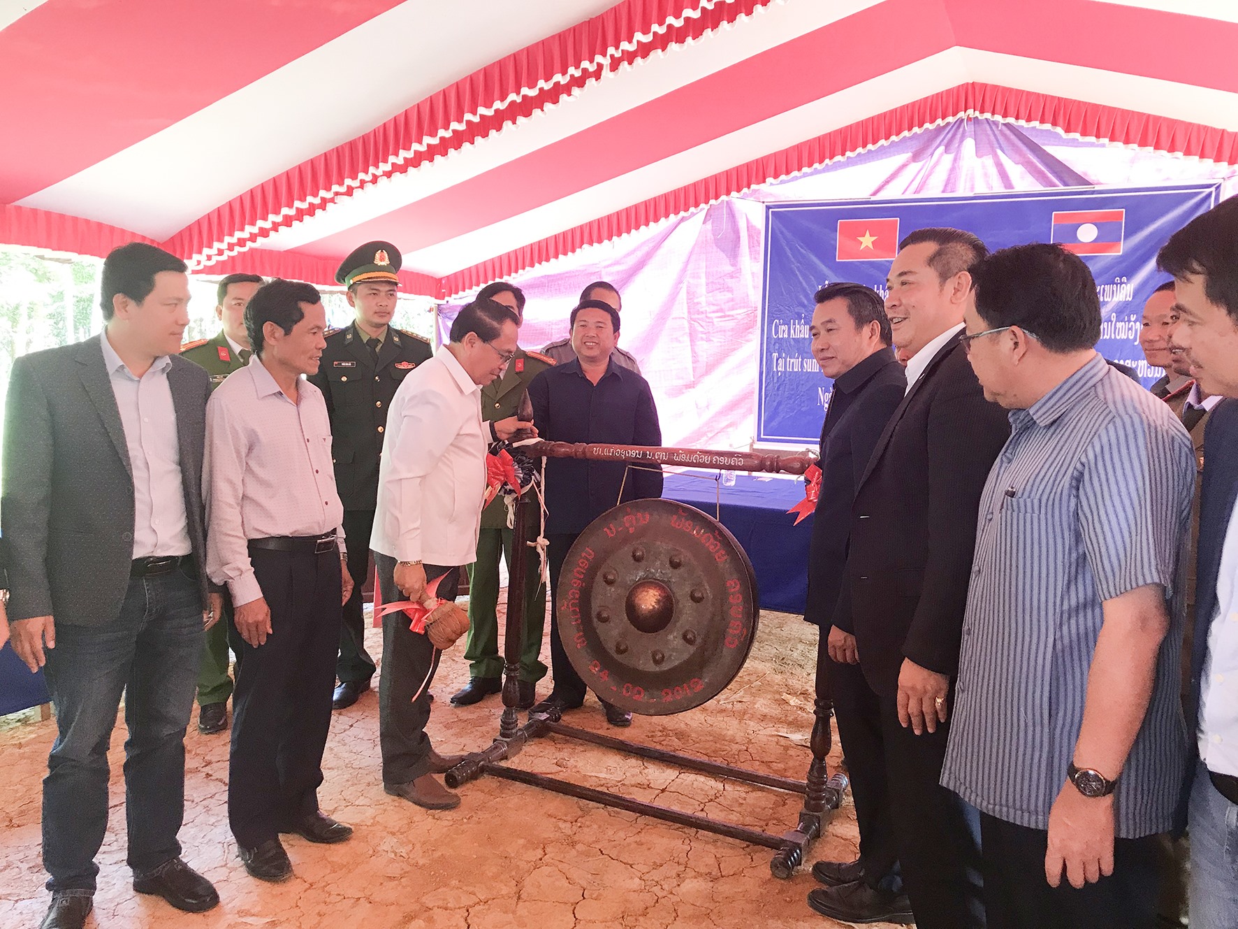 Đại biểu 2 huyện Hướng Hóa – Sê Pôn thực hiện nghi thức mở lại cửa khẩu phụ La Cồ - Tà Rùng-Ảnh: N.Đ.P