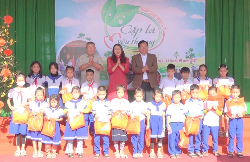 Trường Tiểu học thị trấn Ái Tử trao quà chương trình “Cặp lá yêu thương” cho học sinh có hoàn cảnh khó khăn - Ảnh: N.T