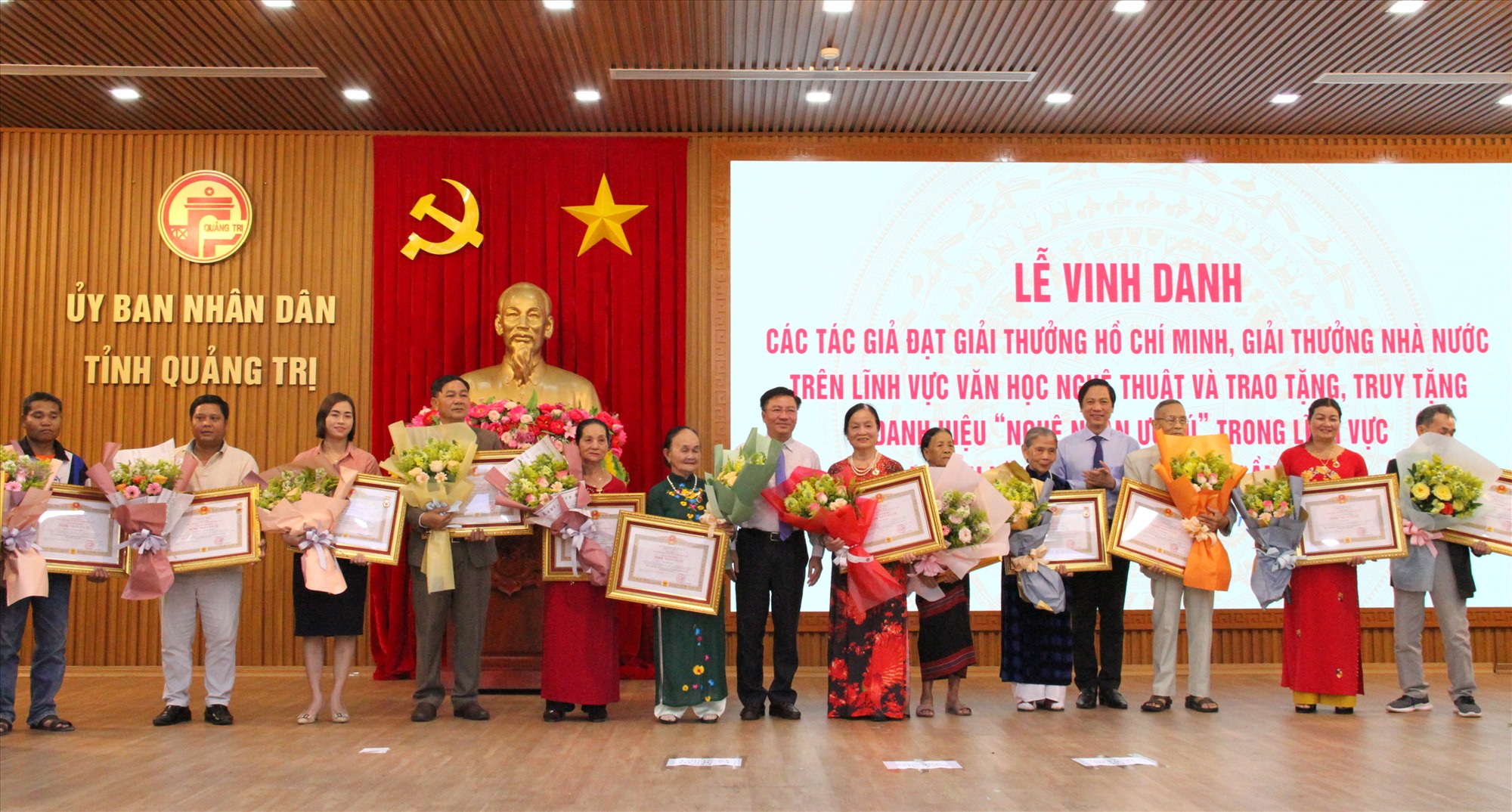 Chủ tịch Ủy ban MTTQ Việt Nam tỉnh Đào Mạnh Hùng, Phó Chủ tịch UBND tỉnh Hoàng Nam trao danh hiệu Nghệ nhân ưu tú và tặng hoa chúc mừng các nghệ nhân và thân nhân nghệ nhân - Ảnh: M.Đ