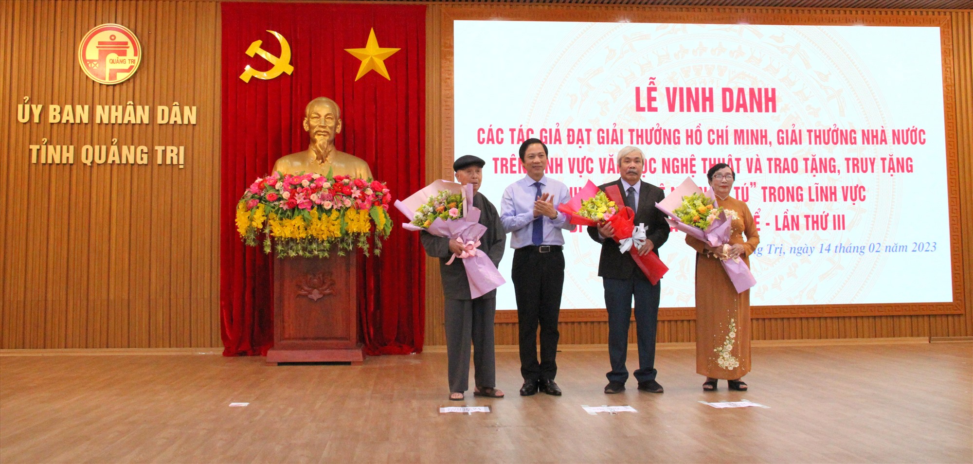 Phó Chủ tịch UBND tỉnh Hoàng Nam tặng hoa cho các tác giả và thân nhân tác giả được tặng Giải thưởng Hồ Chí Minh, Giải thưởng Nhà nước trên lĩnh vực văn học nghệ thuật - Ảnh: M.Đ