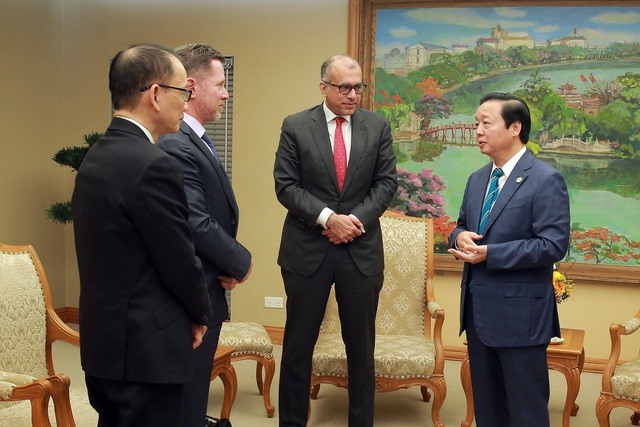 Phó Thủ tướng trao đổi trao đổi với lãnh đạo HSBC về những lĩnh vực cần tập trung, ưu tiên trong quá trình chuyển đổi xanh, chuyển đổi số - Ảnh: VGP/Minh Khôi