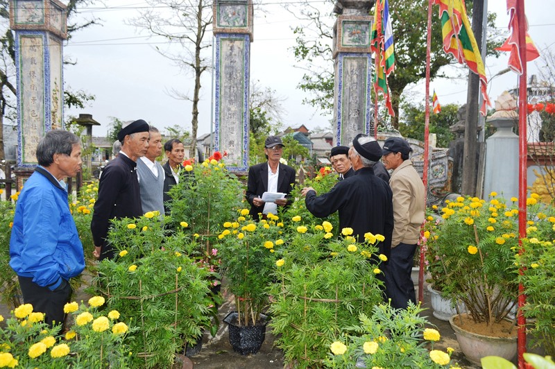 Hội thi hoa truyền thống thôn Văn Quỹ, xã Hải Phong, huyện Hải Lăng đã tạo không khí sôi nổi, vui tươi cho người dân - Ảnh: Đ.V