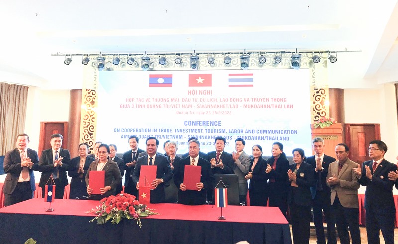Ký kết Biên bản hợp tác giữa 3 tỉnh Quảng Trị - Savannakhet - Mukdahan tại Hội nghị hợp tác về thương mại, đầu tư, du lịch, lao động và truyền thông, tổ chức tại Quảng Trị - tháng 6/2022 -Ảnh: T.N