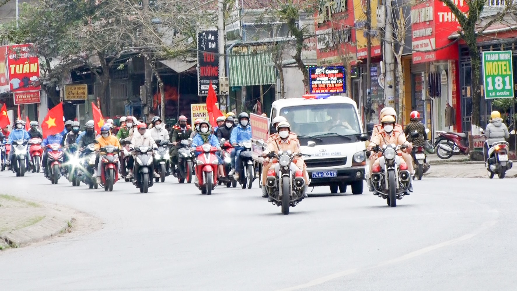 Huyện Hướng Hóa ra quân tuyên truyền đảm bảo trật tự an toàn giao thông năm 2023 - Ảnh: N.Đ.P