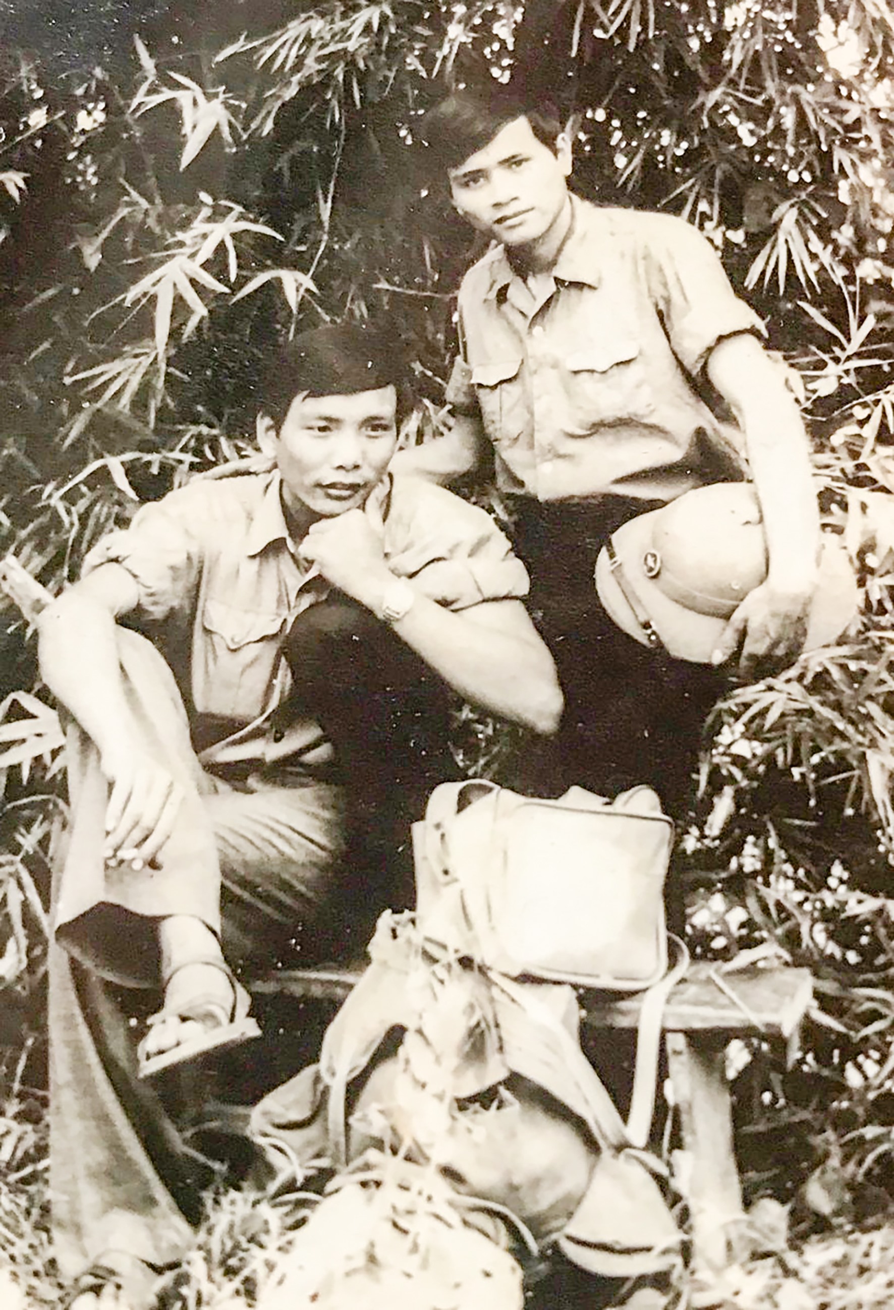Anh Nguyễn Công Trình (bên trái) cùng đồng đội trên mặt trận Lạng Sơn - Ảnh: TL