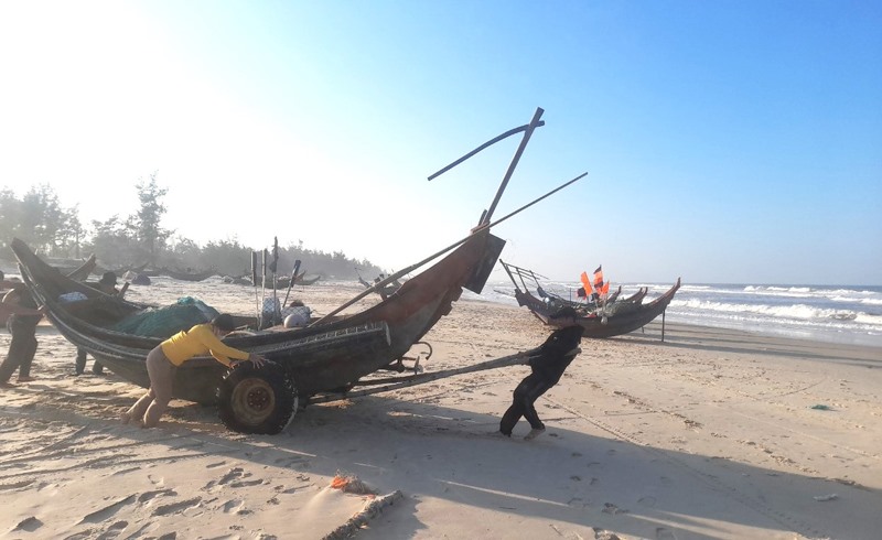 Chiếc xe đẩy thuyền góp phần giảm sức lao động cho ngư dân vùng biển bãi ngang - Ảnh: H.A