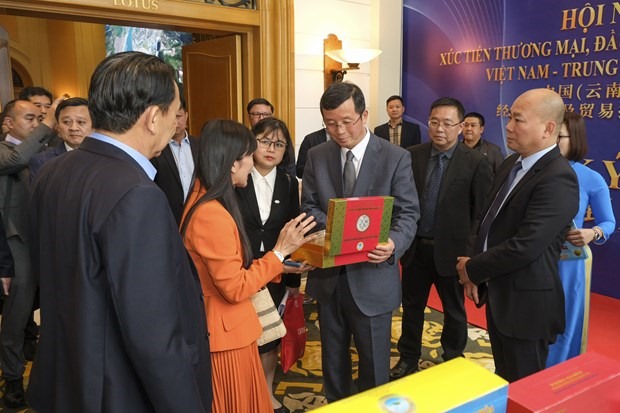 Lãnh đạo Cục Xúc tiến thương mại (Bộ Công Thương) cùng đại diện Sở thương mại Vân Nam (Trung Quốc) trao đổi các cơ hội hợp tác. (Ảnh: PV/Vietnam+)