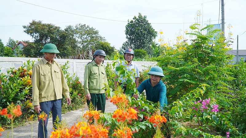 Ông Trần Mai Hùng (ngoài cùng bên trái) động viên người dân tham gia chỉnh trang nông thôn -Ảnh: ANH VŨ