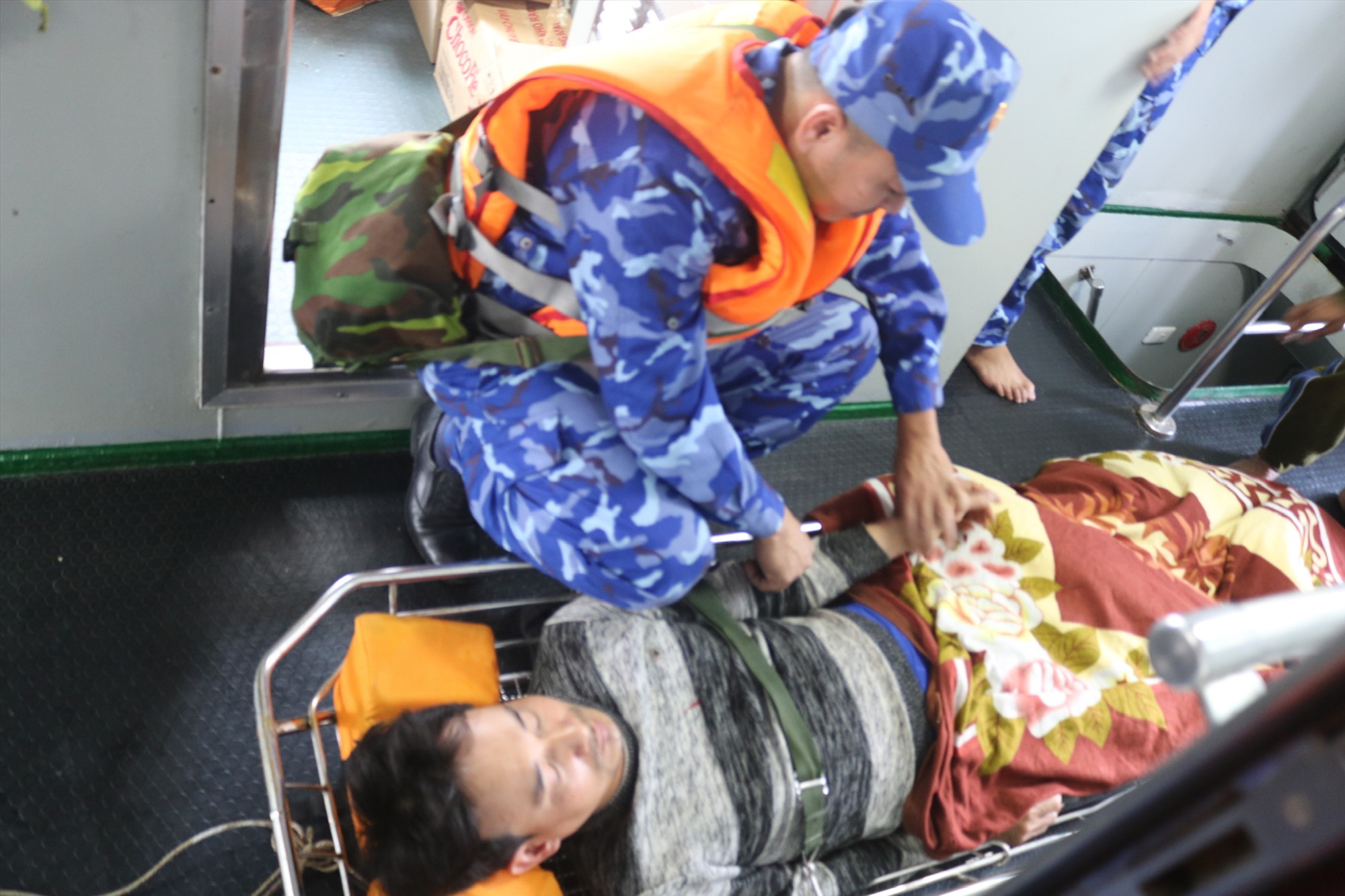 Lực lượng quân y Hải đội 202 sơ cứu ban đầu cho ngư dân Nguyễn Văn Dũng bị tai biến trên biển - Ảnh: Hải đội 202