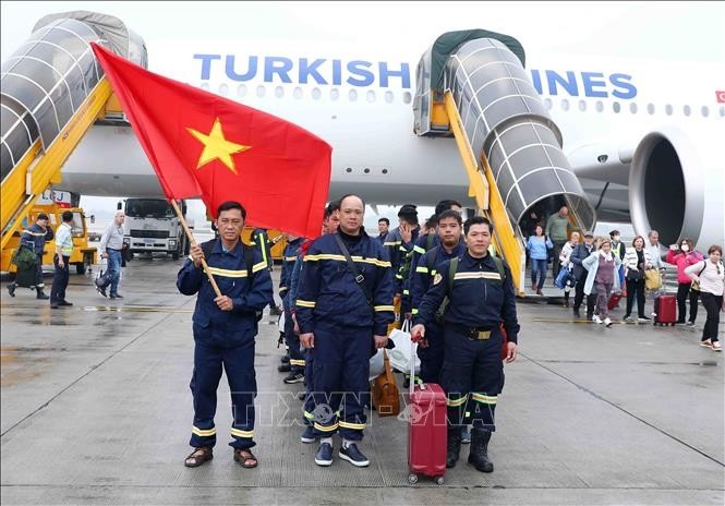 Đoàn công tác tìm kiếm cứu nạn và cứu hộ Bộ Công an hoàn thành nhiệm vụ trở về từ Thổ Nhĩ Kỳ đến sân bay quốc tế Nội Bài. Ảnh: Phạm Kiên/TTXVN