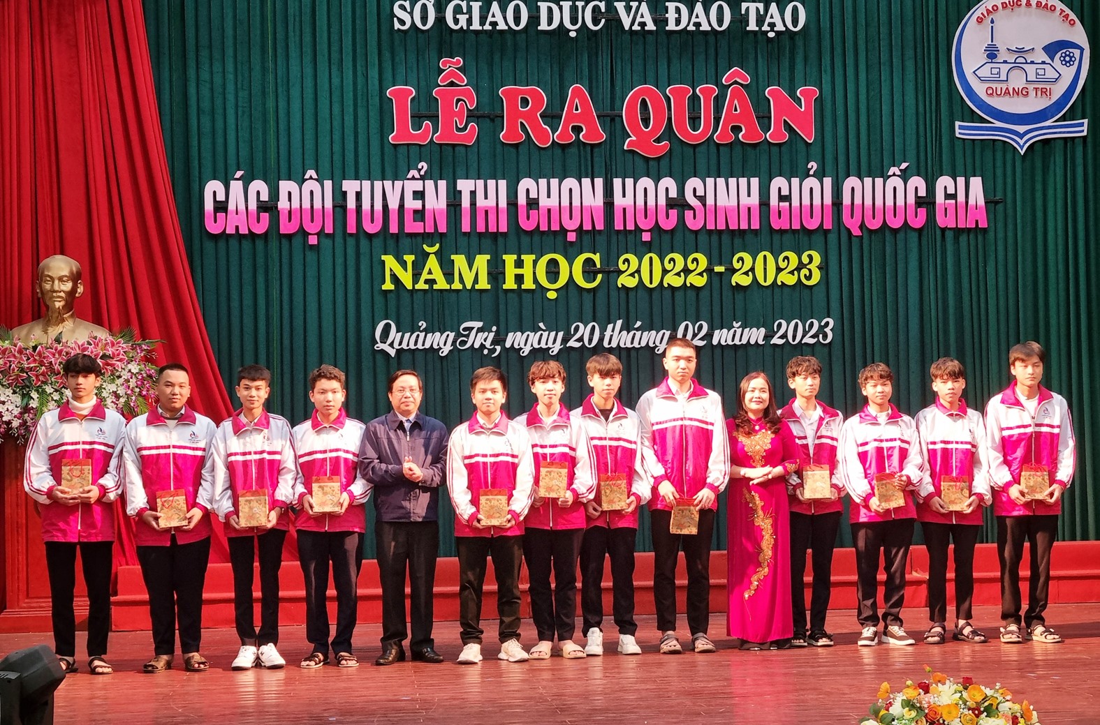 Giám đốc Sở Giáo dục và Đào tạo Lê Thị Hương và Phó Trưởng Ban Thường trực Ban Tuyên giáo Tỉnh ủy Võ Thái Phong tặng quà cho học sinh đội tuyển - Ảnh: Tú Linh