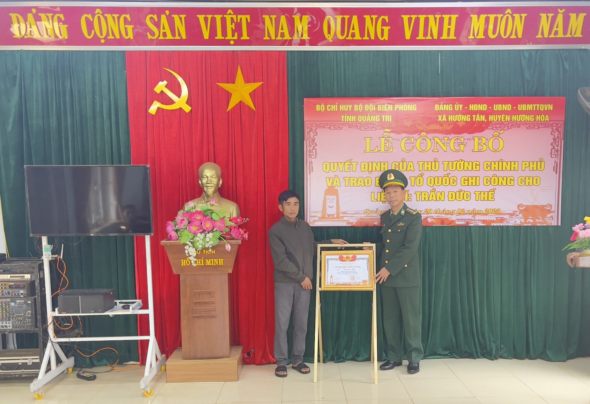 Đại tá  Ngô Xuân Thường, Phó chính ủy BĐBP Quảng Trị đã trao bằng “tổ quốc ghi công” cho gia đình liệt sĩ Trần Đức Thế.